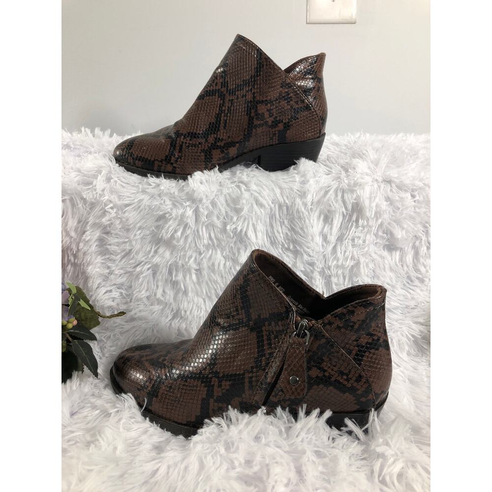SO Angelfish Women's Ankle Boots Brown Snake Print‎ 6M Zipper Side Block Heel